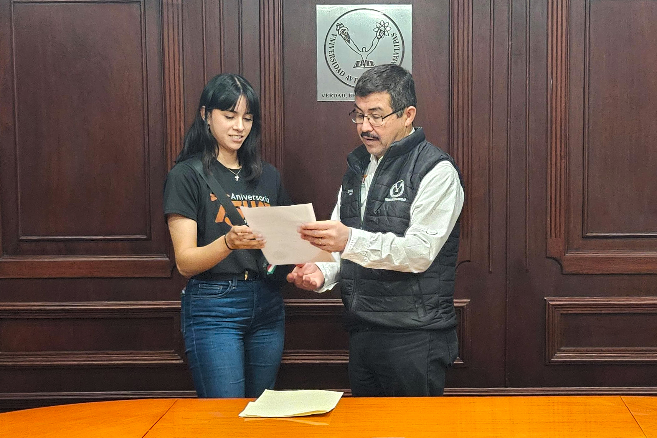 Felicita Dámaso Anaya a exitosa esgrimista de la UAT