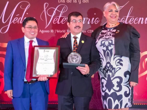 Recibe Dámaso Anaya Premio Nacional al Mérito Profesional 2025